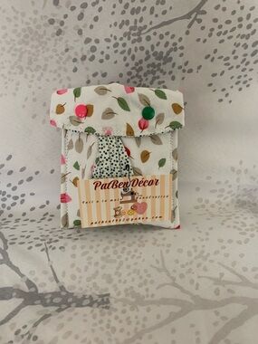 Les Trouve-Tout d'En Haut , PatBen Décor,Handmade ,med sizeSnap Pouch -